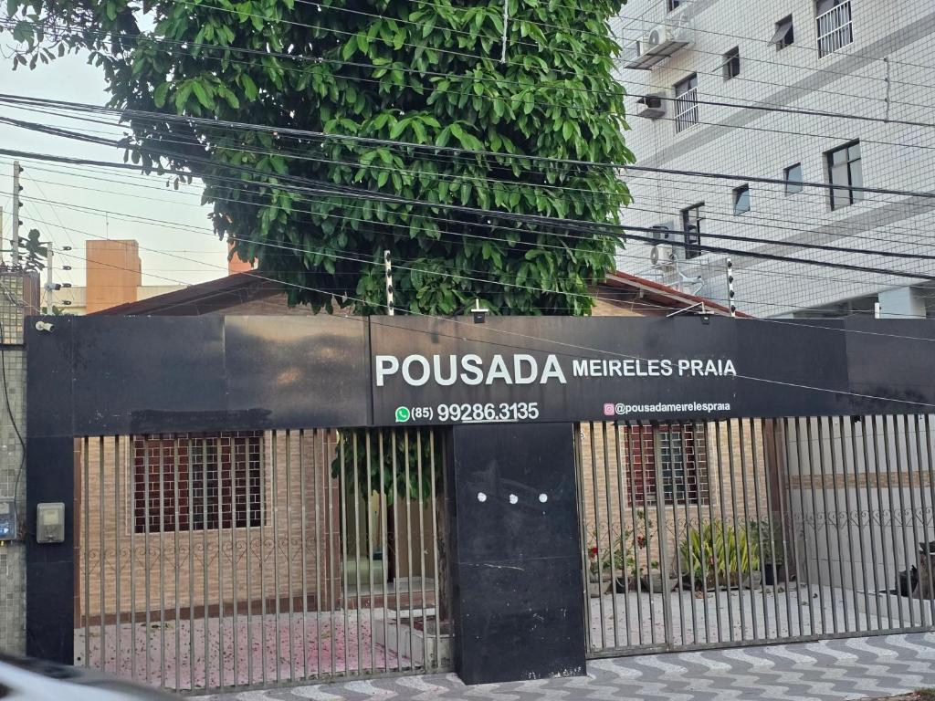 a building with a sign that reads pousada medicias paranoia at Pousada Meireles Praia in Fortaleza