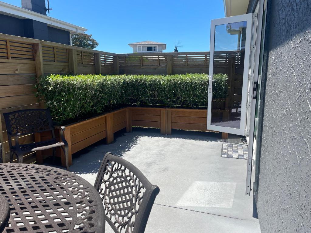 ネイピアにあるGold Star Havenのパティオ(テーブル、椅子、フェンス付)