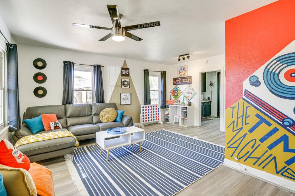 Istumisnurk majutusasutuses Time Machine Games Galore in Lubbock Home By TTU!