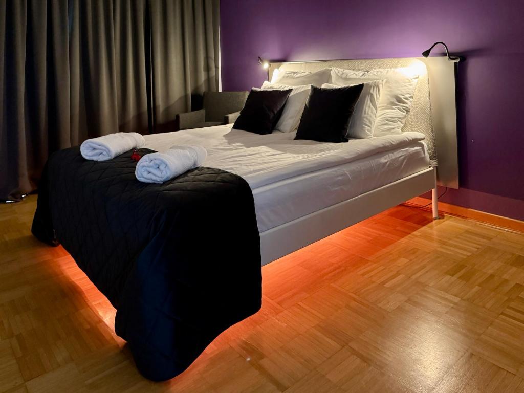 een slaapkamer met een groot bed met twee handdoeken erop bij Apartament Kochanowskiego Łódź in Łódź