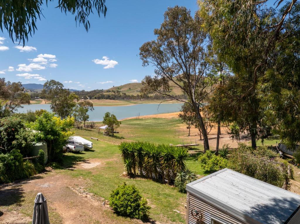 Blick auf einen See von einem Haus in der Unterkunft Gafia in Bonnie Doon