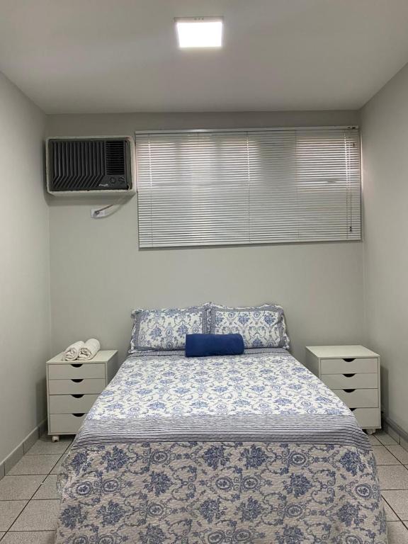 普雷图河畔圣若泽Suítes nas proximidades HB, HCM e Famerp的一间带床和空调的卧室