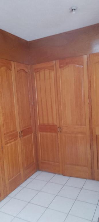 LaborcillasArboledas的客房设有木制橱柜和白色瓷砖地板。