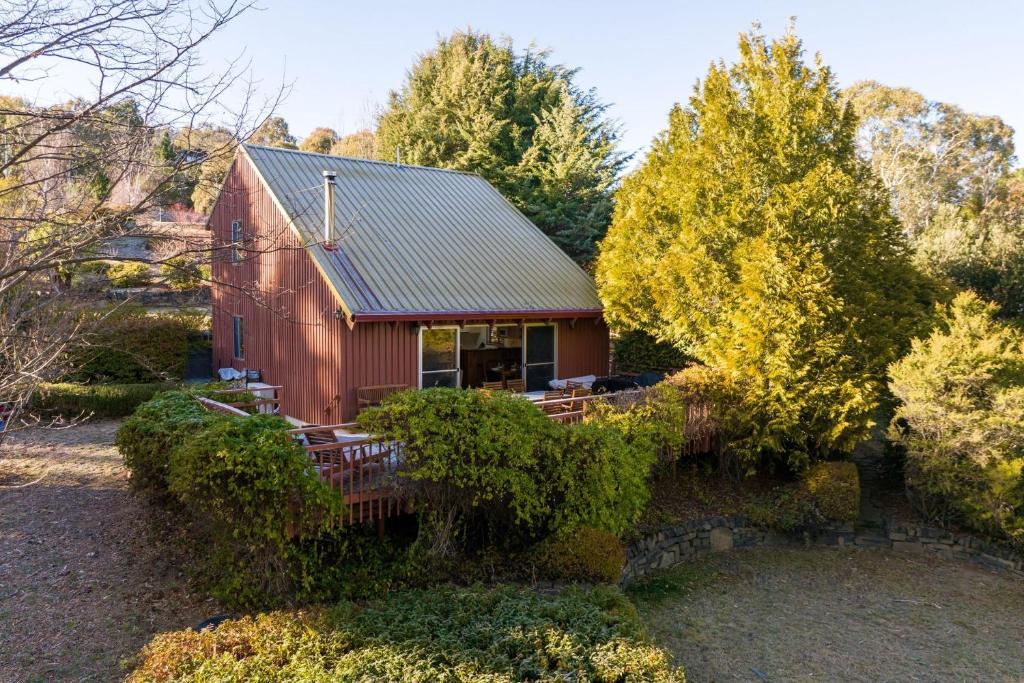 ジンダバインにあるMogul Lakeside - East Jindabyneの小さな赤い家