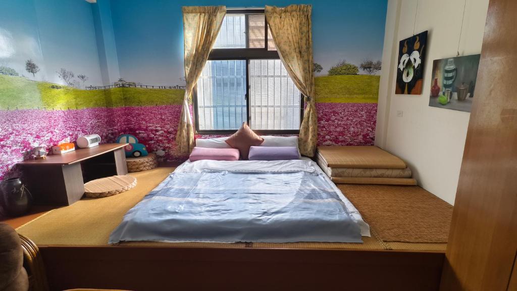 una piccola camera da letto con un letto e una finestra di 山頂洞人 a Fengyuan