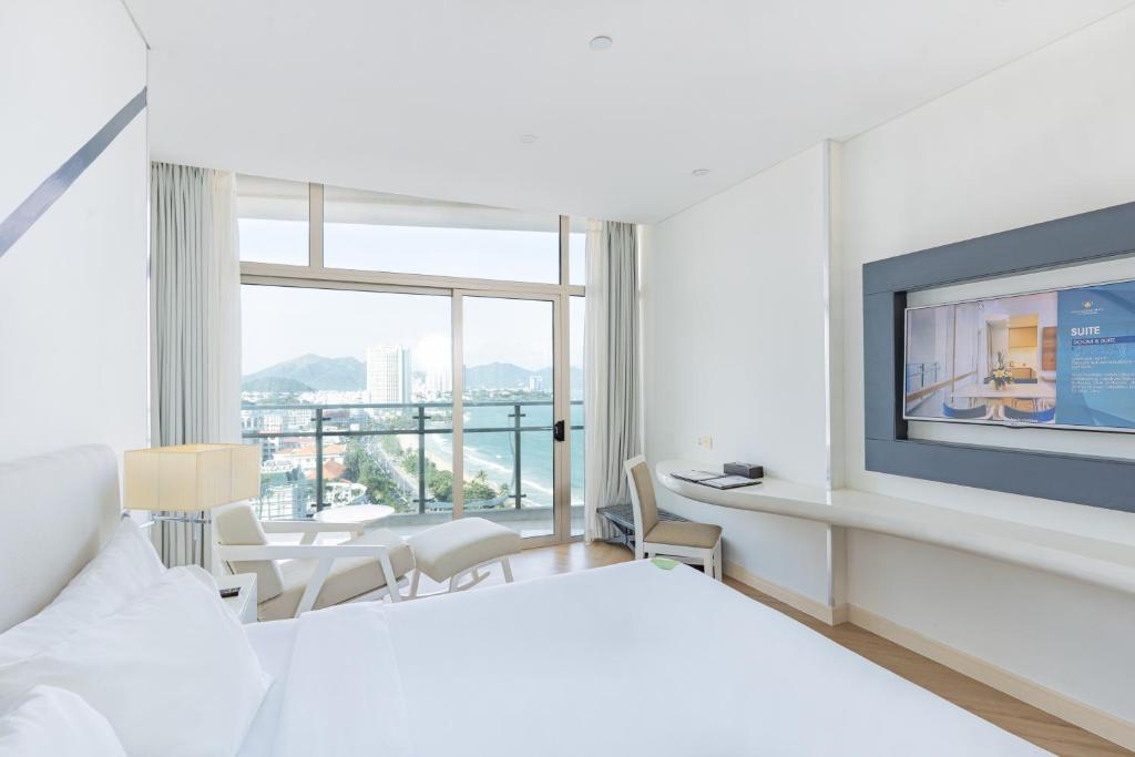Grand Royale Twin Room with Partial Sea View