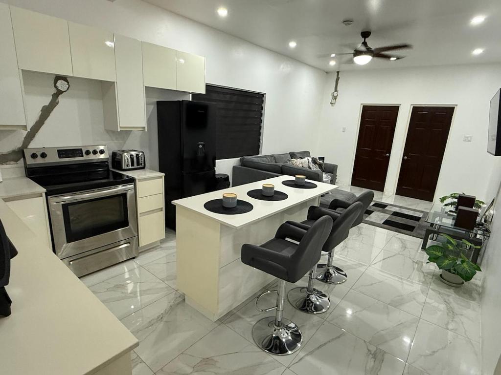 eine Küche mit einer Insel in der Mitte eines Raumes in der Unterkunft G&M Hill view Horizon in Kingston