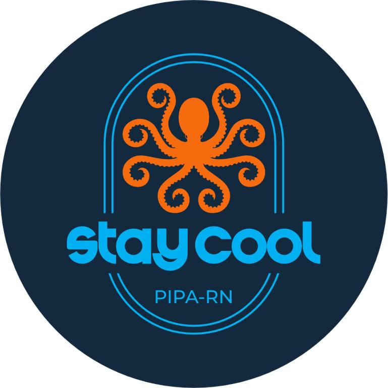 Um polvo laranja em um rótulo azul com os dizeres "mantenha-se fresco" em Stay Cool Pipa em Pipa