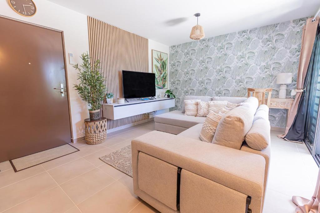 Tehautahi Cozy Lodge 3 في بابيت: غرفة معيشة مع أريكة وتلفزيون