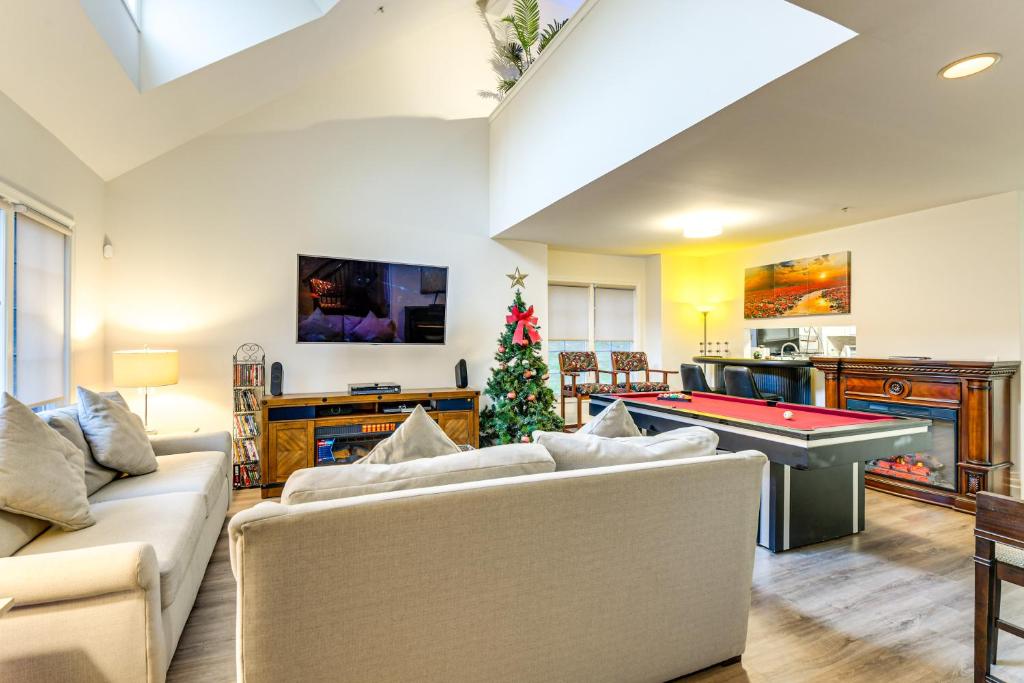 Μια τηλεόραση ή/και κέντρο ψυχαγωγίας στο Elevator In-Unit 3-Story Condo Only 14 Mi to DC!