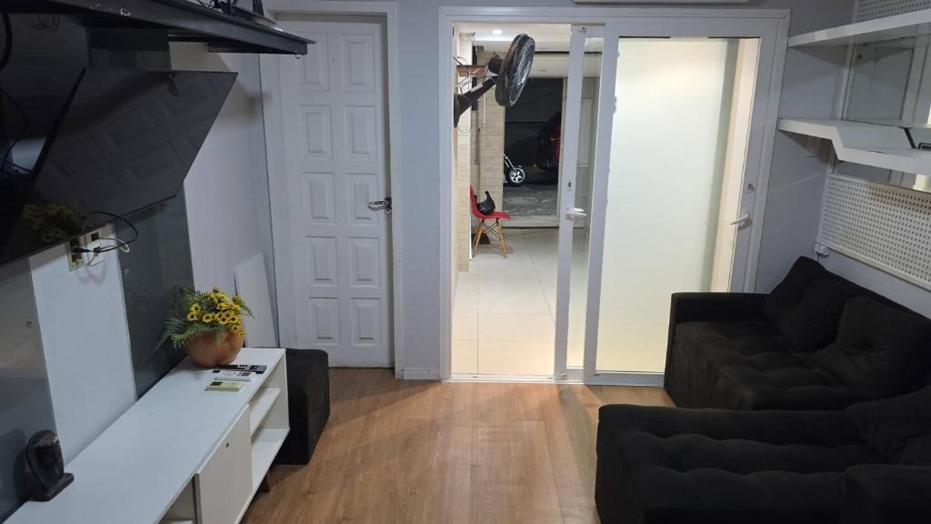 uma sala de estar com um sofá e uma mesa em Tropical Suítes-Próx Praça da República em Belém