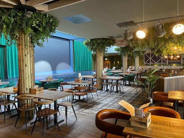 Restoran või mõni muu söögikoht majutusasutuses Number 8 Sandpiper ,NEW 6 Berth Elegant Holiday Home Mill Rythe Hayling Island Free WiFi & Parking