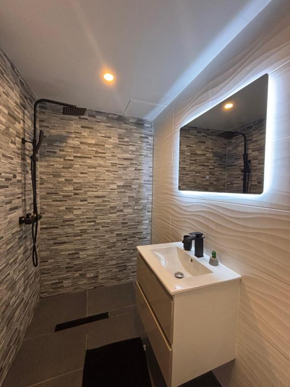 Ένα μπάνιο στο Casa Nalya