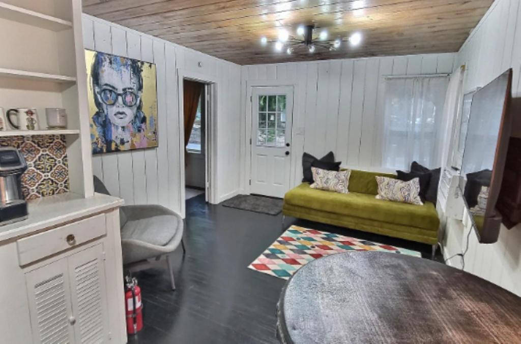 Khu vực ghế ngồi tại Luxury Island Bungalow MINS to Beach & UF Flagler Hospital