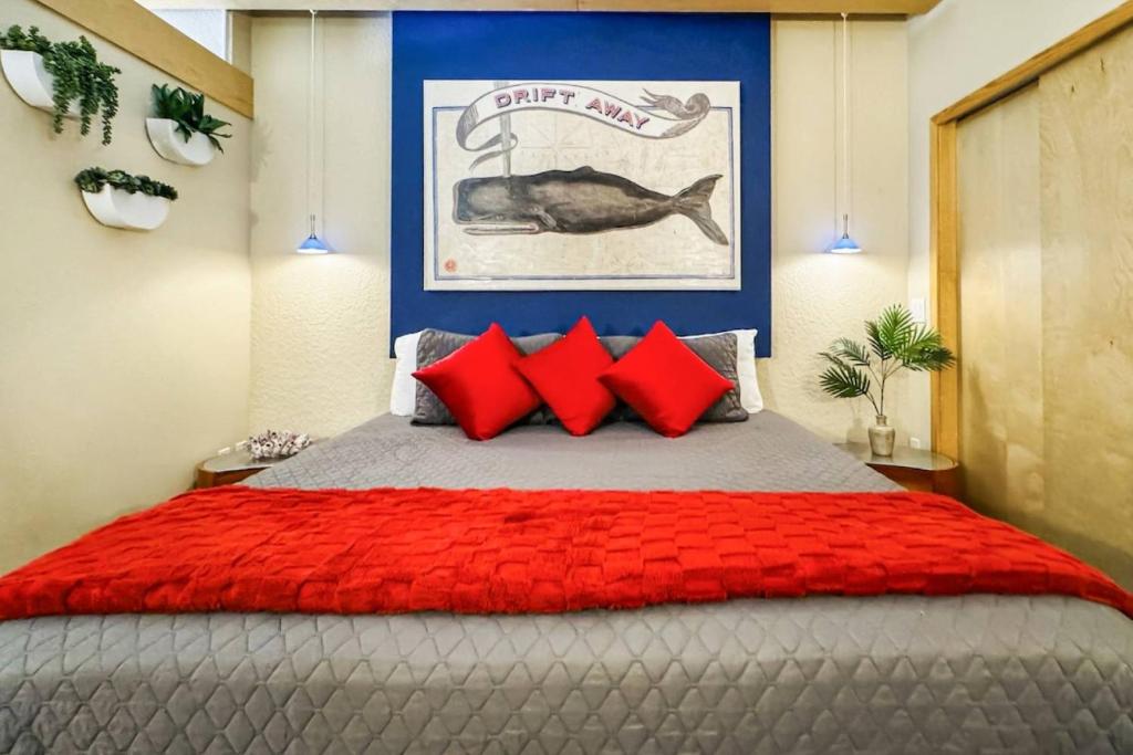 Bon Terraにある315B Drift Away | European Villageのベッドルーム1室(大型ベッド1台、赤い枕付)