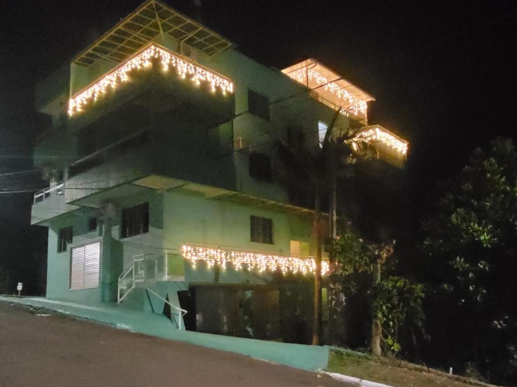 un edificio con luces de noche. en Edifício Vitória 1 Apt 501, en Marcelino Ramos
