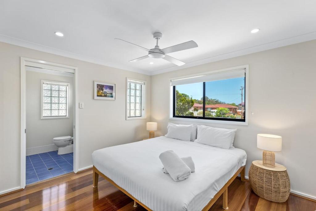 Postel nebo postele na pokoji v ubytování Coastal Comfort, BBQ, Yard, Pet-Friendly Stay