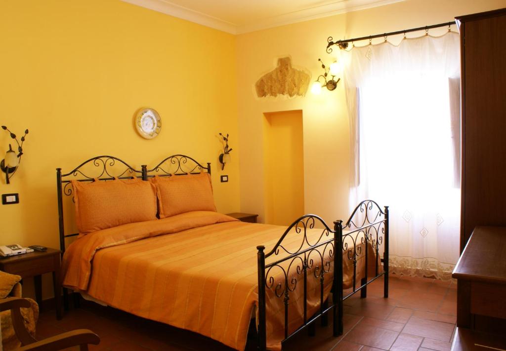Uma cama ou camas num quarto em B&B Salotto Di Athena