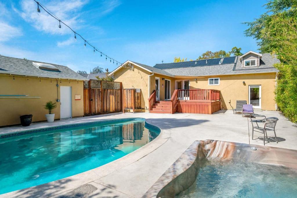 Πισίνα στο ή κοντά στο Modern Napa 3BD Wine Country Escape with Pool and Spa