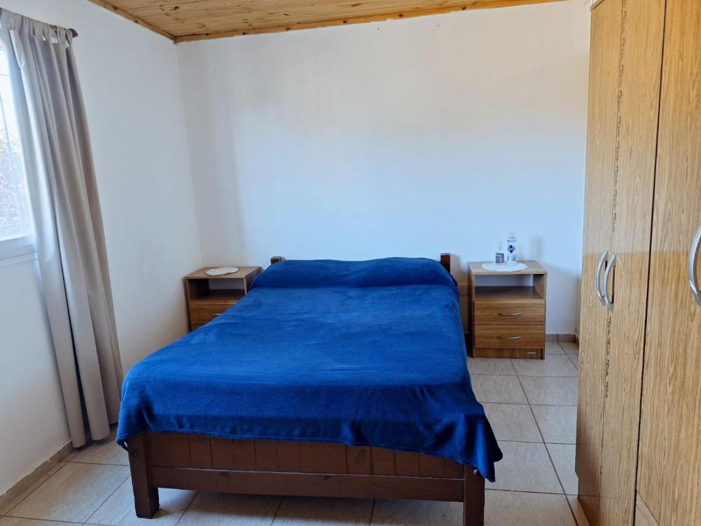 En eller flere senge i et værelse på Depto colonia caroya