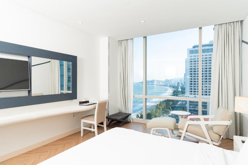 Grand Deluxe Twin room with Partial Sea View