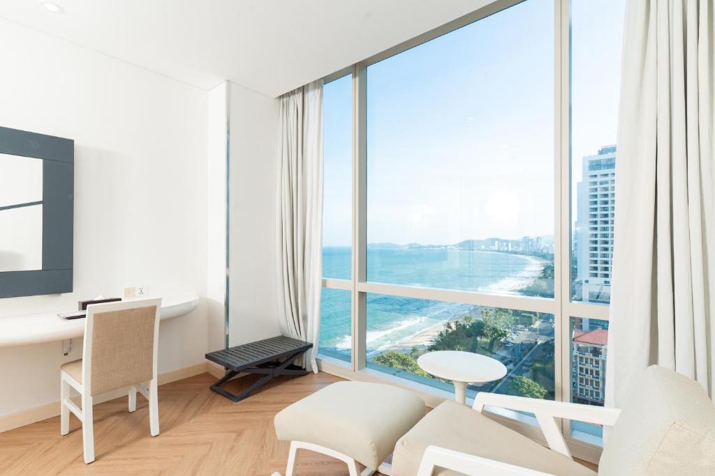 Grand Deluxe Twin room with Partial Sea View