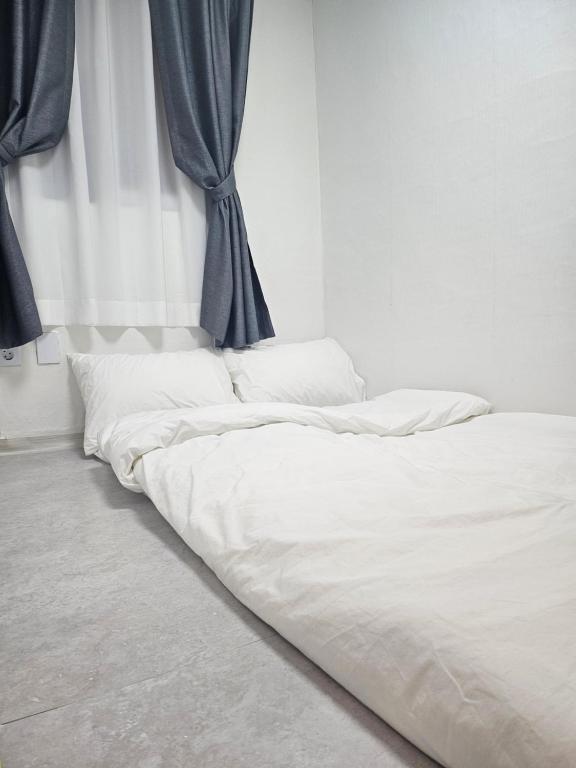 Wŏnsanjŏng달달마실 204호的窗户客房内的两张未铺床