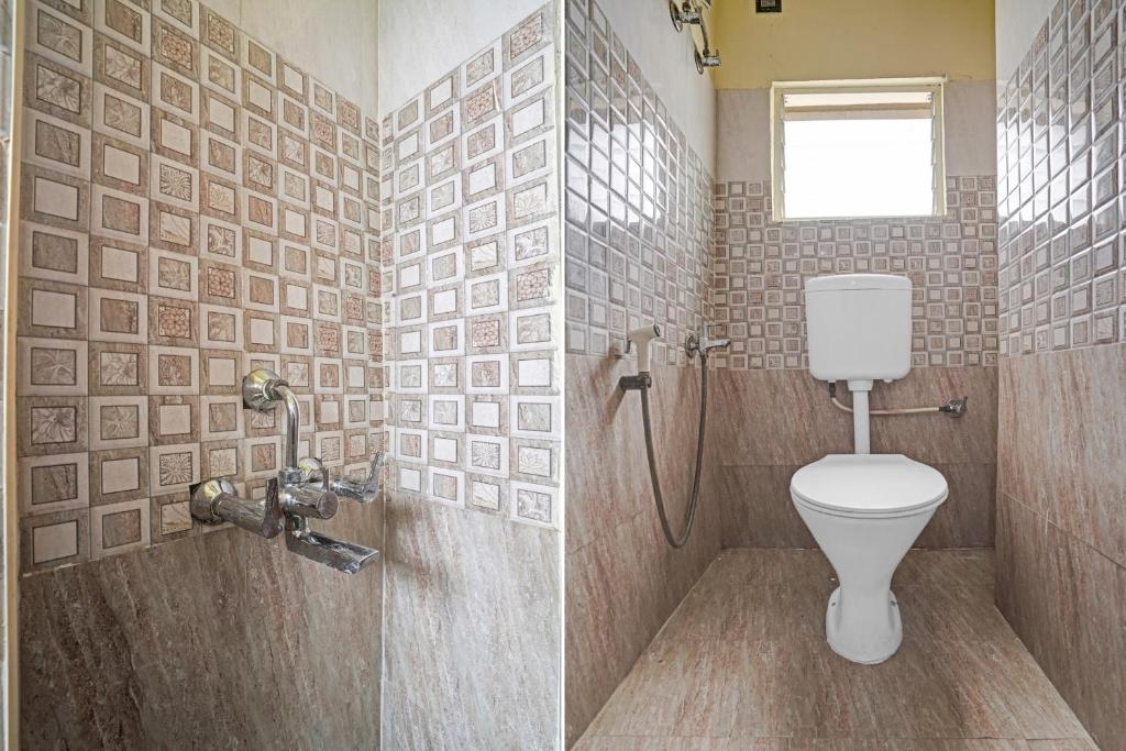 Koupelna v ubytování Hotel O T.Nagar