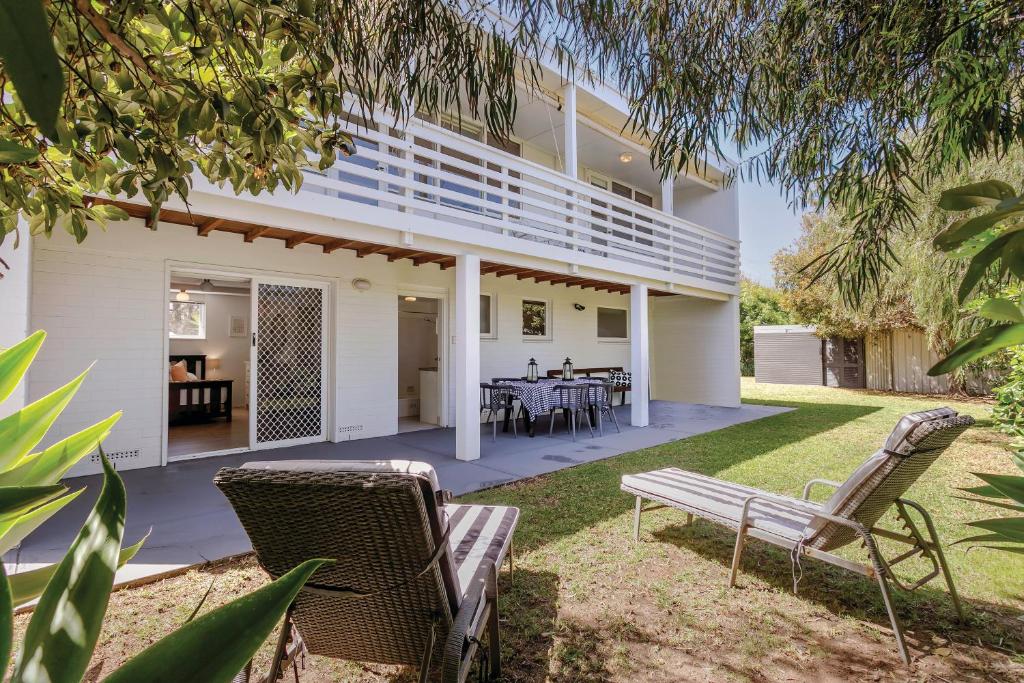 een buitenterras met een tafel en stoelen bij Aldinga Beach Breakaway - C21 SouthCoast Holidays in Aldinga Beach