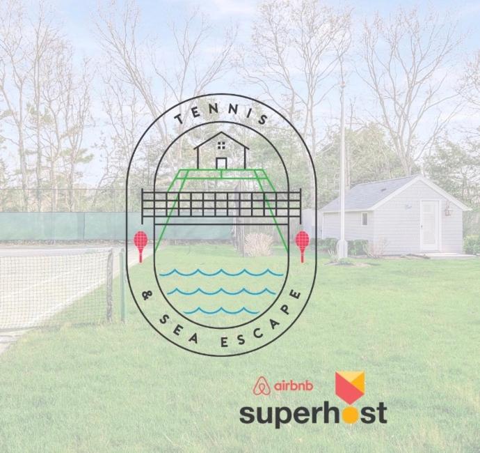 un cartello con una casa in mezzo a un cortile di Tennis & Sea Escape - Hydrangeas in the Hamptons a Westhampton Beach