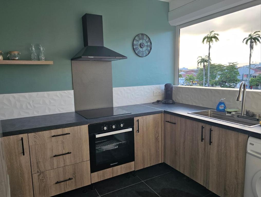 Kuchyň nebo kuchyňský kout v ubytování L'Echappée Créole Place de la Victoire