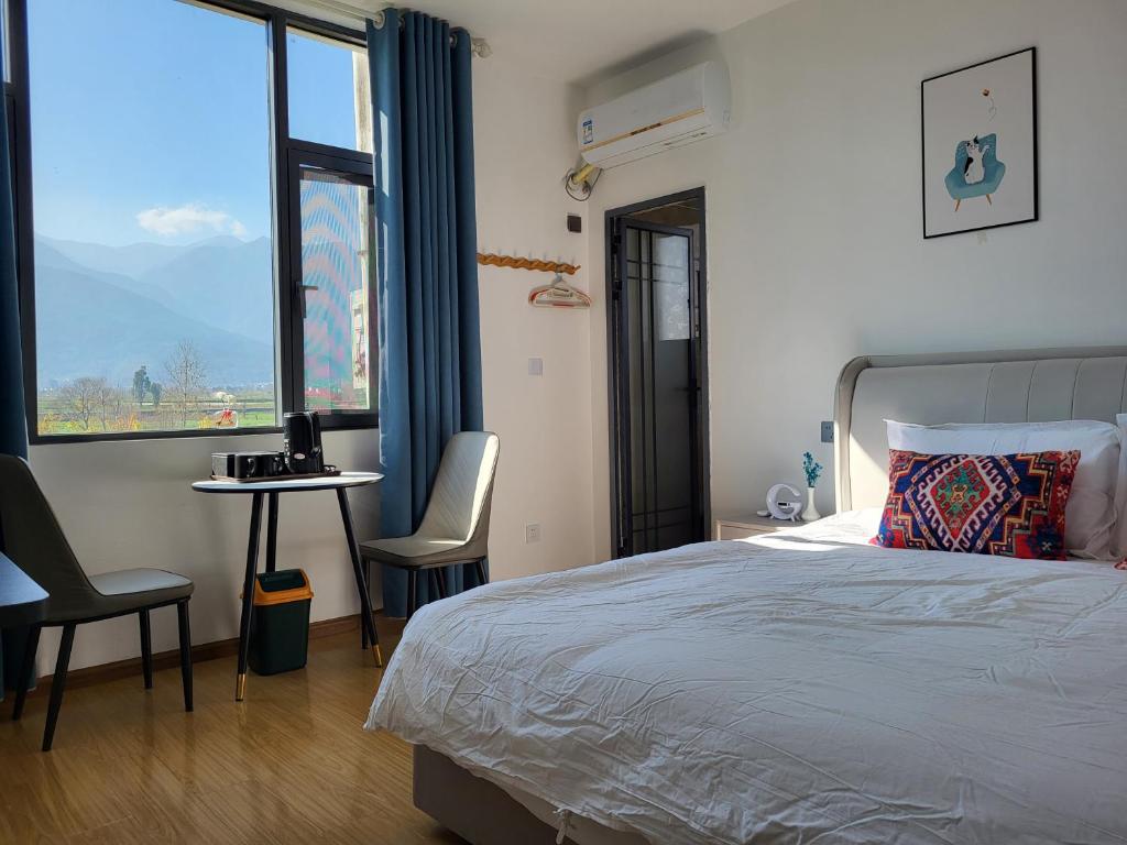 En eller flere senge i et værelse på DALI FLOWER&CAT VILLa