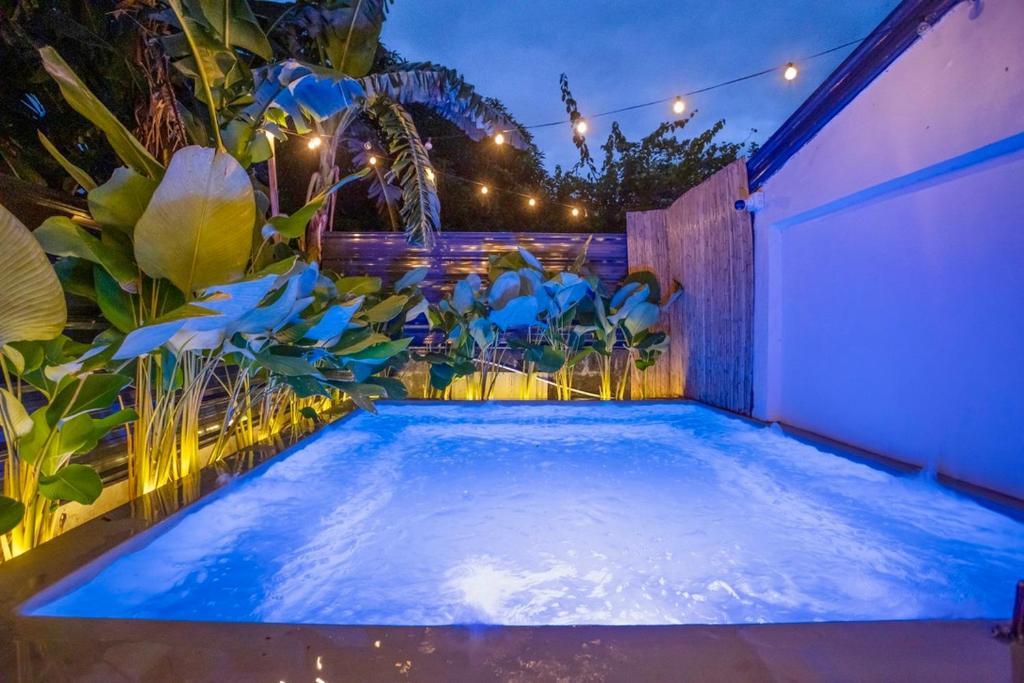 Πισίνα στο ή κοντά στο FLASH SALE Villa Amihan Vigan with Pool 5 Mins to Calle Crisologo