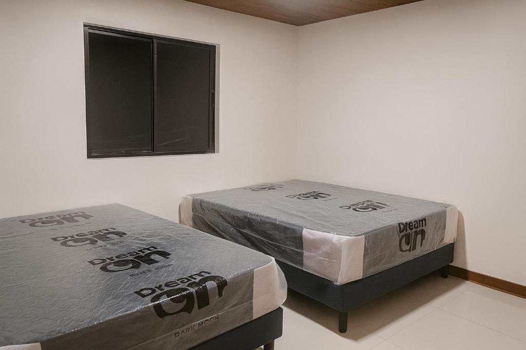 Postel nebo postele na pokoji v ubytování KEYTRI Rooms