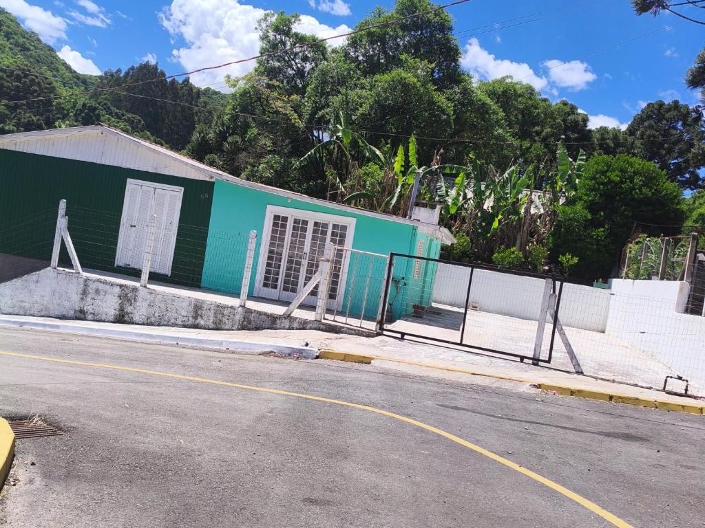 een blauw gebouw aan de straatkant bij lar doce lar in Gramado