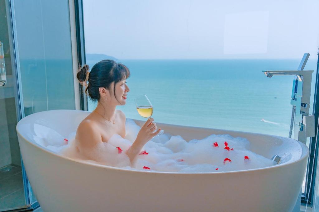 Phòng Grand Nhìn Ra Biển Có Giường Cỡ Queen Và Bồn Tắm - Bao Gồm Trà Chiều