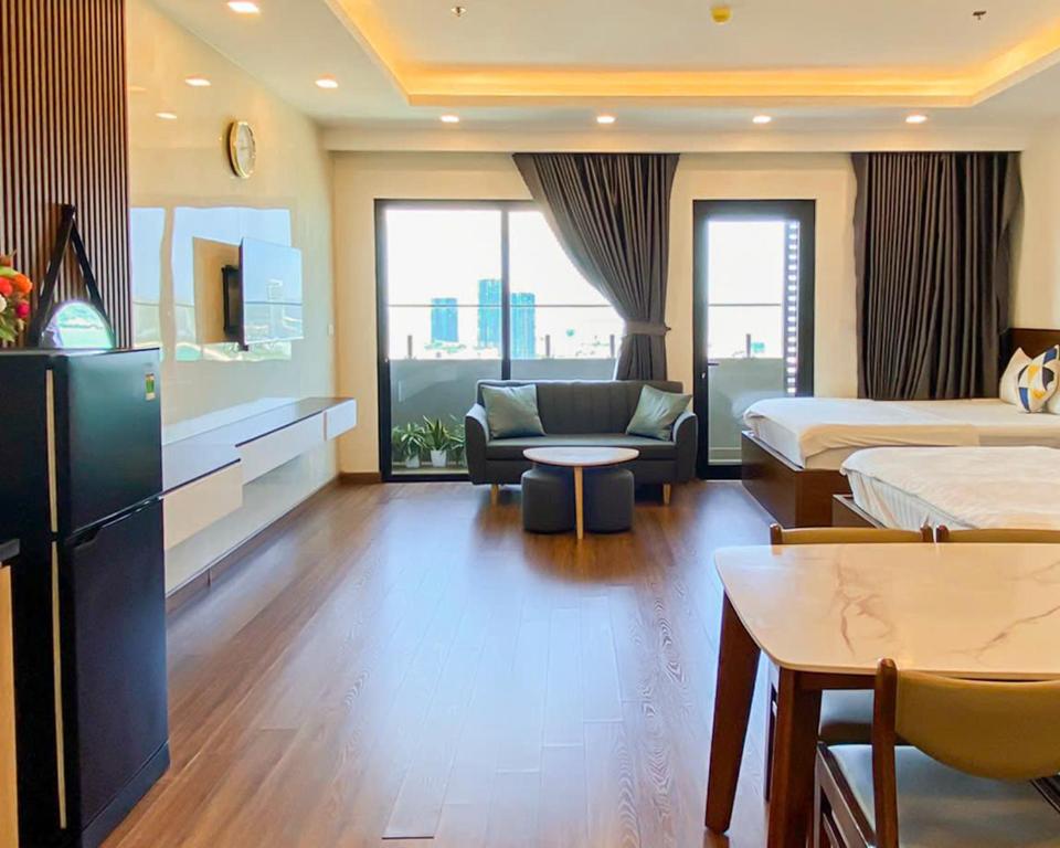 Una televisión o centro de entretenimiento en Seaview Quy Nhon apt FLC