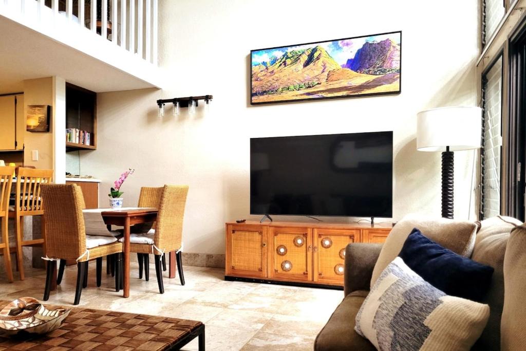 Una televisión o centro de entretenimiento en Great Kihei Location Steps to Beach 2BR 2BA
