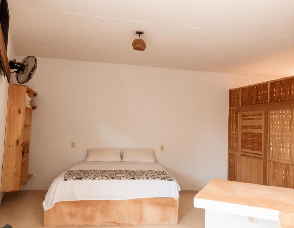 兹波利特Casa D的白色房间里有一张床的卧室