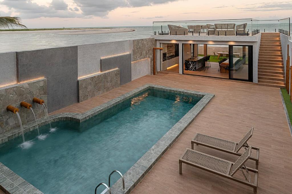 Bazén v ubytování Casa de praia pé na areia, alto padrão, 07 quartos nebo v jeho okolí