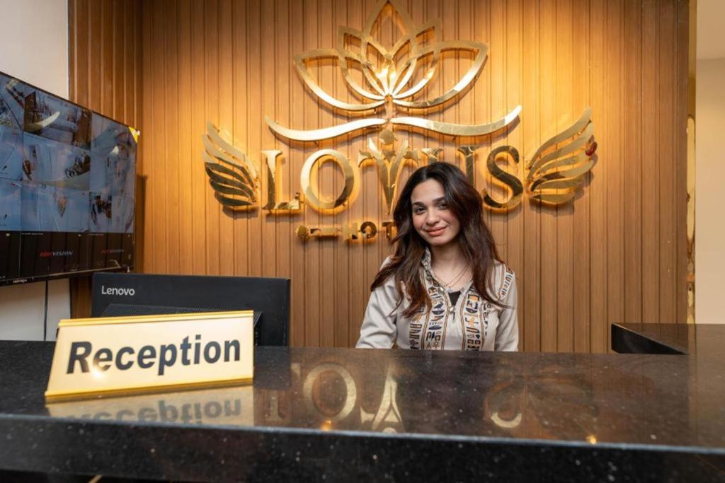 カイロにあるlotus view El tahrirのフロント前のカウンターに座る女性