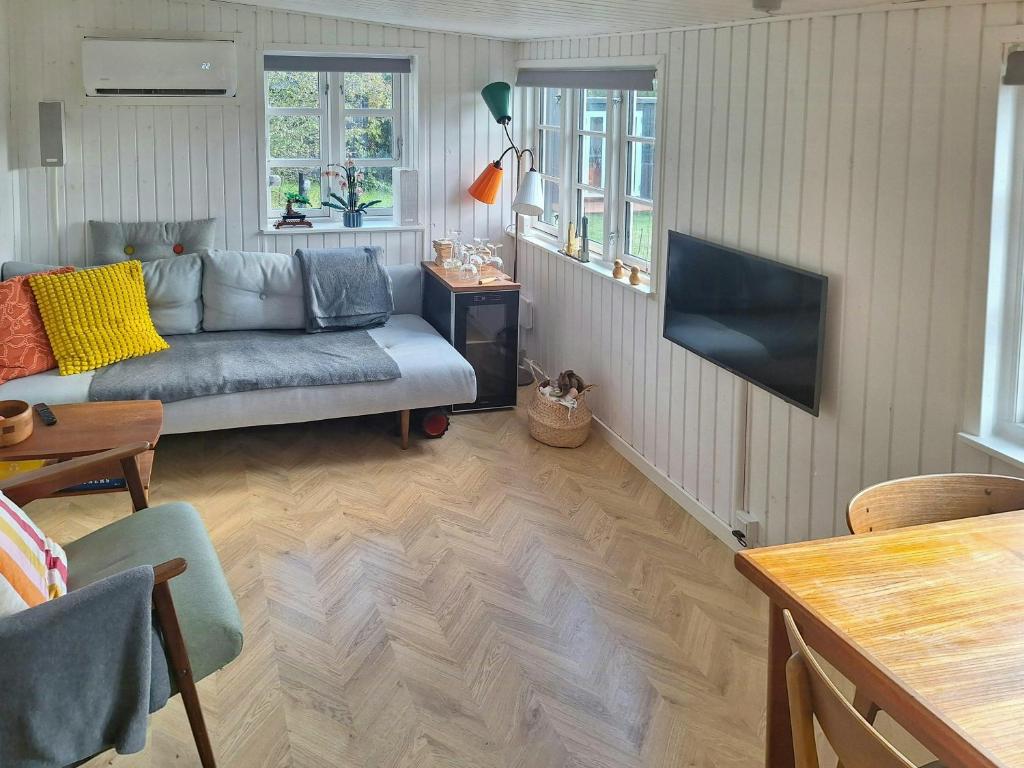 TV/trung tâm giải trí tại Holiday Home With Fjord Views Near Karrebæksminde