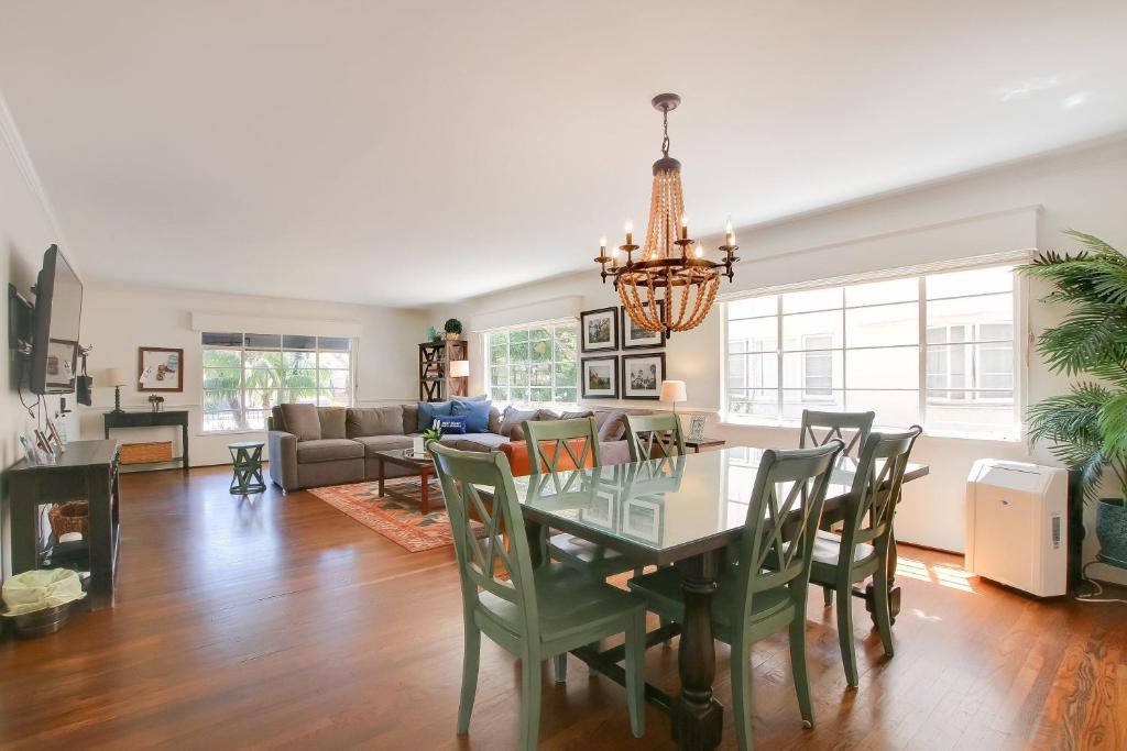 een eetkamer en woonkamer met een tafel en stoelen bij West Beach Villas 1 & 2 in Santa Barbara