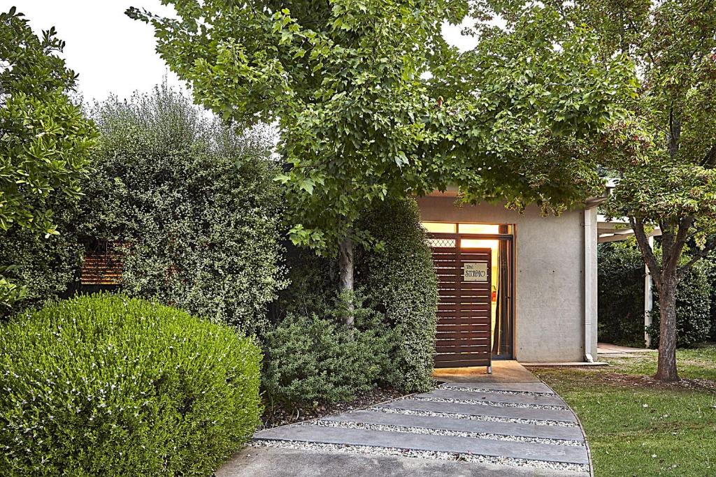 Κήπος έξω από το Tessies Studio