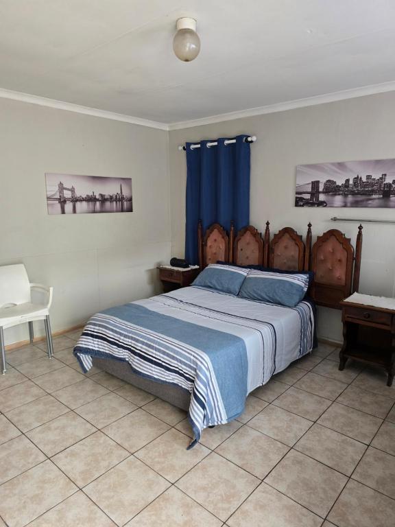Una cama o camas en una habitación de Germiston Residential Motel