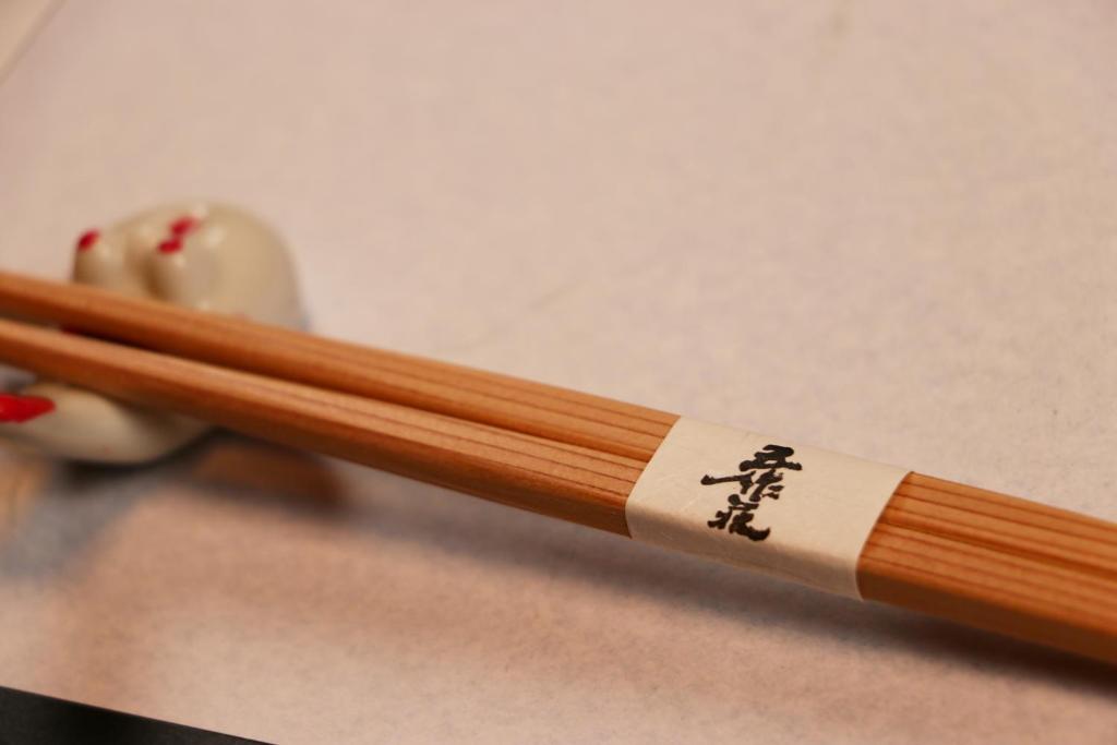 un primo piano di bacchette di bambù di 五作荘 a Mihama