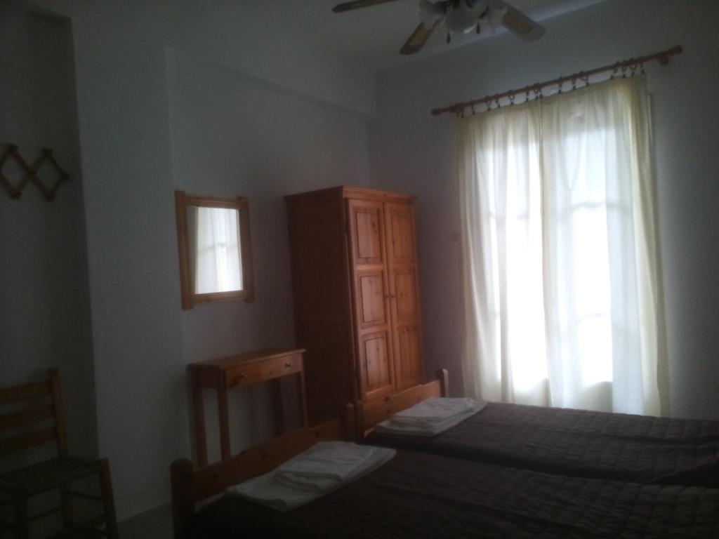 Łóżko lub łóżka w pokoju w obiekcie Karagiozos Studios & Apartments