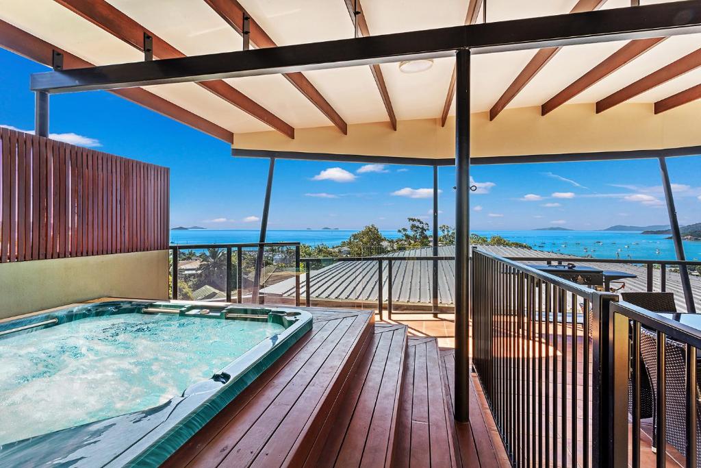 Whiskey on Orana في شاطئ إيرلي: حوض استحمام ساخن على السطح مع إطلالة على المحيط
