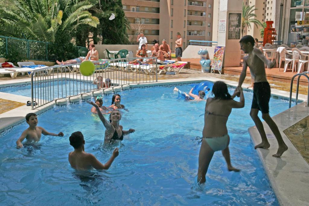 un grupo de personas jugando en una piscina en Torres Gardens-Fincas Benidorm, en Benidorm