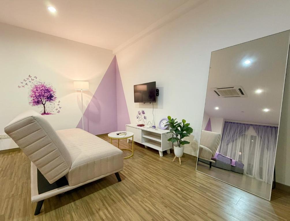 Μια τηλεόραση ή/και κέντρο ψυχαγωγίας στο SETAPAK CENTRAL KL - Lavender Zetapark Suite